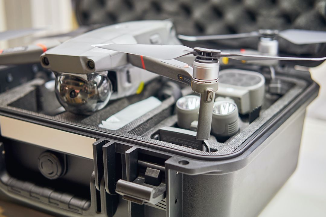 Eine Nahaufnahme zeigt ein Inbetriebnahme- und Aktivierungsgerät von CIELOTEC in einem mit Schaumstoff ausgekleideten Koffer, wobei das Zubehör ordentlich in Fächern verstaut ist – ideal für sicheren Transport und bequemen Zugriff während der Einrichtung oder Firmware-Updates.