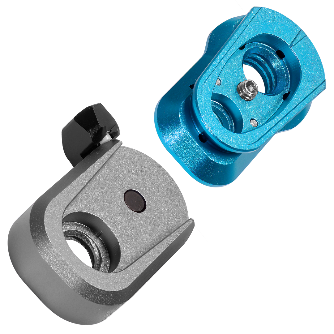 Zwei metallische Kamerahalterungen, eine blaue und eine graue, liegen auf weißem Untergrund. Beide verfügen über Gewindebohrungen. Die blaue Kondor Blue - Mini Lock Schnellwechselplatte zeigt ihr Schnellverschlusssystem, während die graue Halterung umgedreht ist und ihre Basis zeigt.