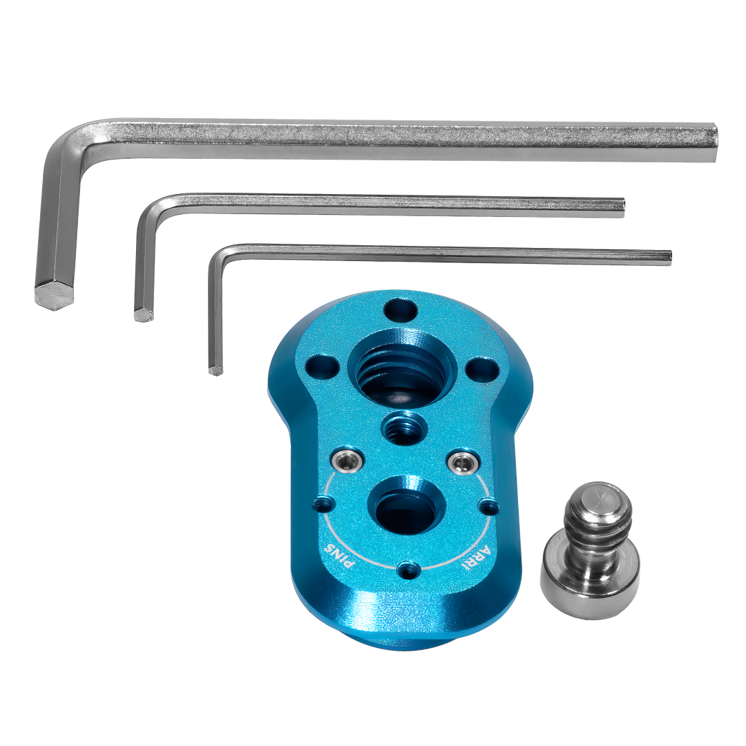 Eine Kondor Blue Mini Lock Schnellwechselplatte aus blauem Metall mit mehreren Löchern und einem silbernen Stift ist mit drei Inbusschlüsseln verschiedener Größen und einer Monitorhalterung kombiniert. Sie sind kunstvoll flach auf weißem Hintergrund angeordnet.