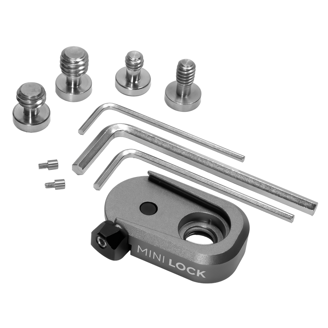 Das Kondor Blue - Mini Schnellverschlusssystem verfügt über einen grauen MINI LOCK-Mechanismus, enthält drei Inbusschlüssel, vier verschiedene silberne Schrauben und zwei kleine stiftartige Komponenten, die mit dem System kompatibel sind.