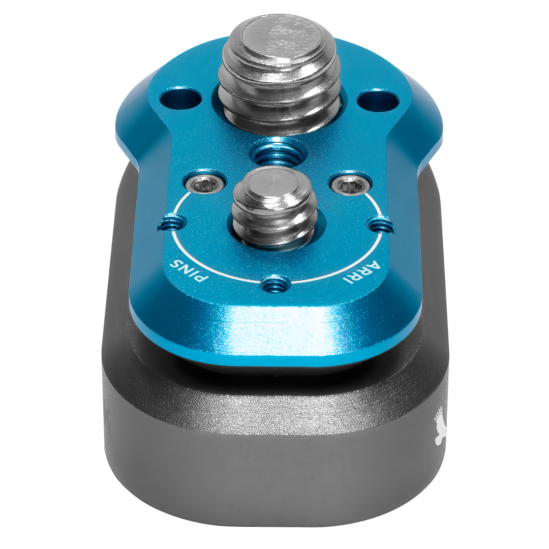 Nahaufnahme eines blau-silbernen Metallteils mit Schrauben, auf dessen Oberfläche die Bezeichnung „Kondor Blue“ angebracht ist. Diese Mini Lock Schnellwechselplatte von Kondor Blue besticht durch ihr kompaktes Design mit mehreren kreisförmigen Elementen auf einer schwarzen Basis und ähnelt einem Schnellverschlusssystem zur Kamera- oder Gerätemontage.