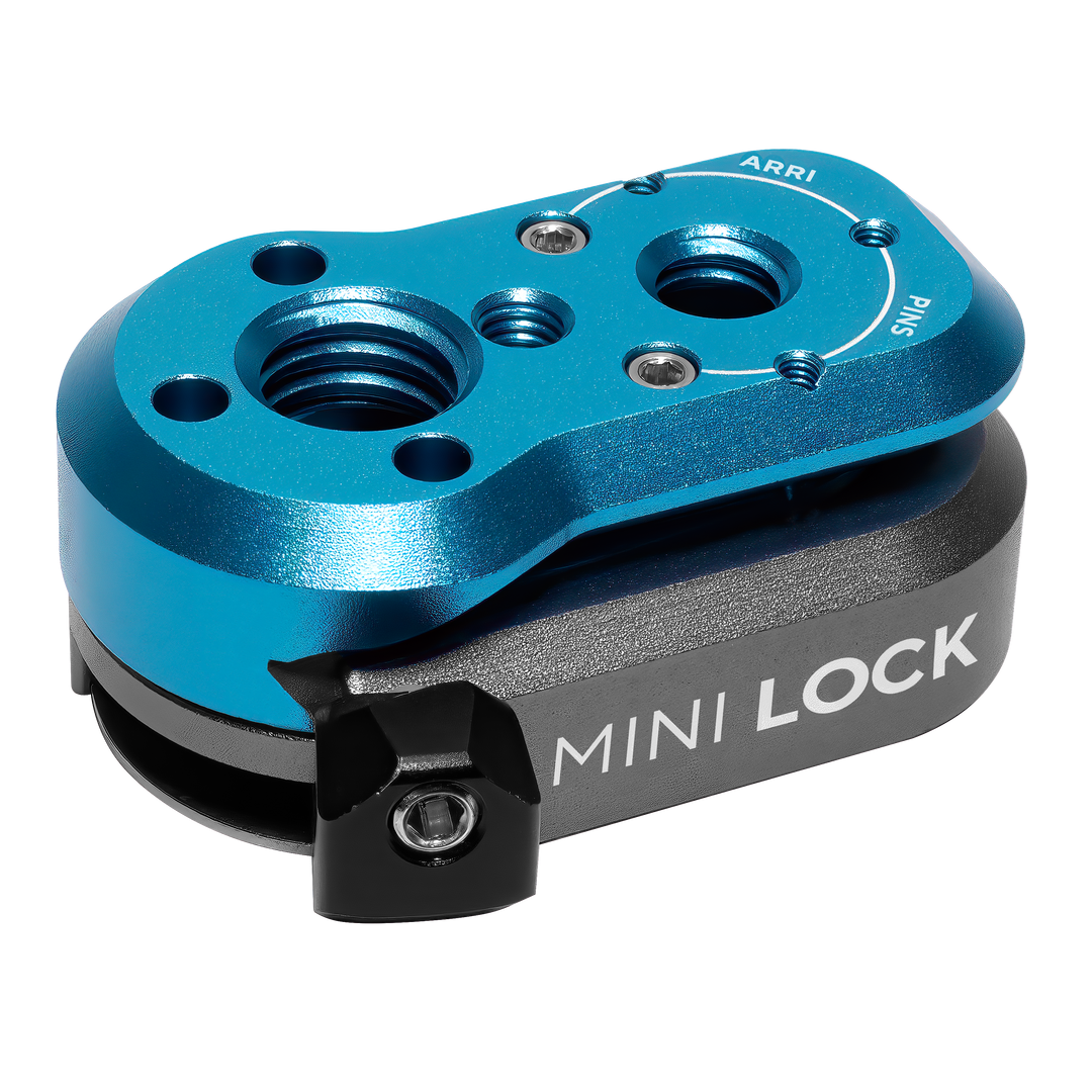 Die Kondor Blue Mini Lock Schnellwechselplatte, Teil des Mini-Schnellverschlusssystems, ist ein kompaktes blau-schwarzes Gerät mit den Gravuren ARR1 und Mini LOCK. Sie besticht durch ihr robustes Design mit mehreren Löchern, Rillen, sichtbaren Schrauben und einer strukturierten Oberfläche für eine nahtlose Integration.