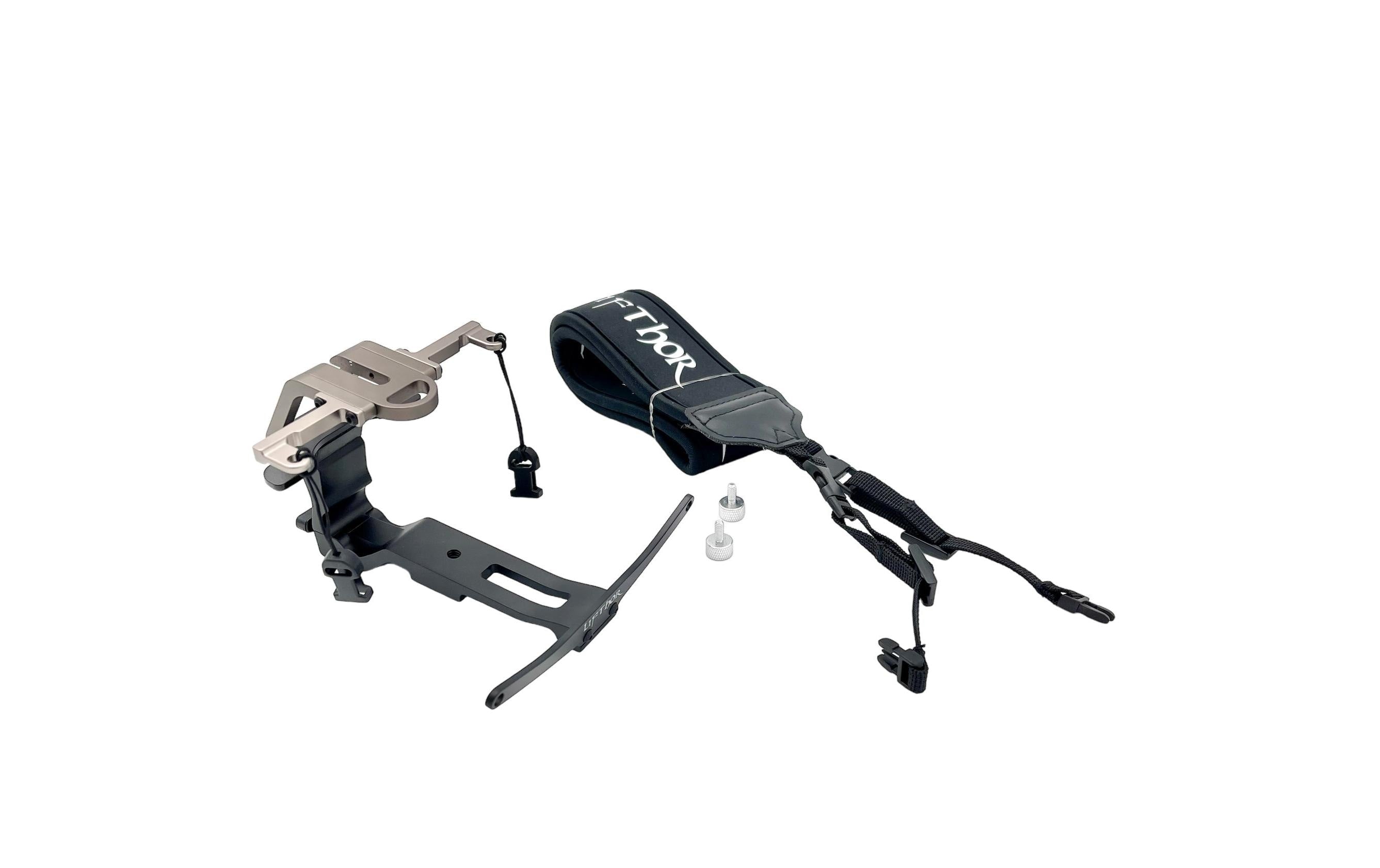 Die LifThor Monitor- und Stativhalterung II für DJI RC Pro verfügt über eine Metallklemme und einen verstellbaren Gurt auf weißem Hintergrund und enthält Komponenten wie Klemme, Gurt und kleines Zubehör. Sie ist perfekt mit einer externen Monitorhalterung kompatibel und sorgt so für eine bessere Sicht beim Angeln.