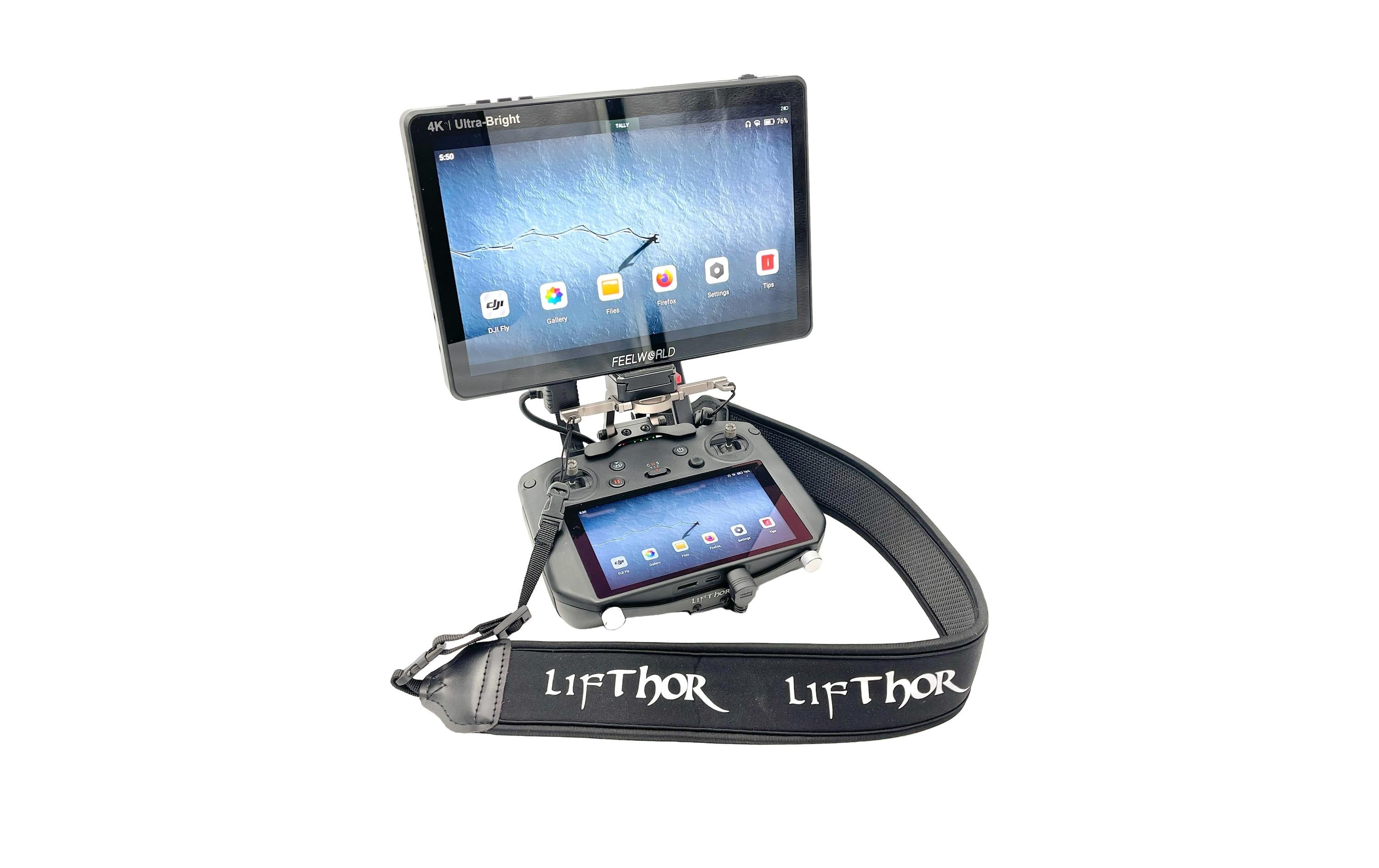 Die LifThor Monitor & Stativ Halterung II für DJI RC Pro Setup umfasst eine externe Monitorhalterung und integriert ein Smartphone-Display unterhalb der Hauptsteuerung. Ein schwarzer Gurt mit LifThor-Logo sorgt für Komfort und Stil.