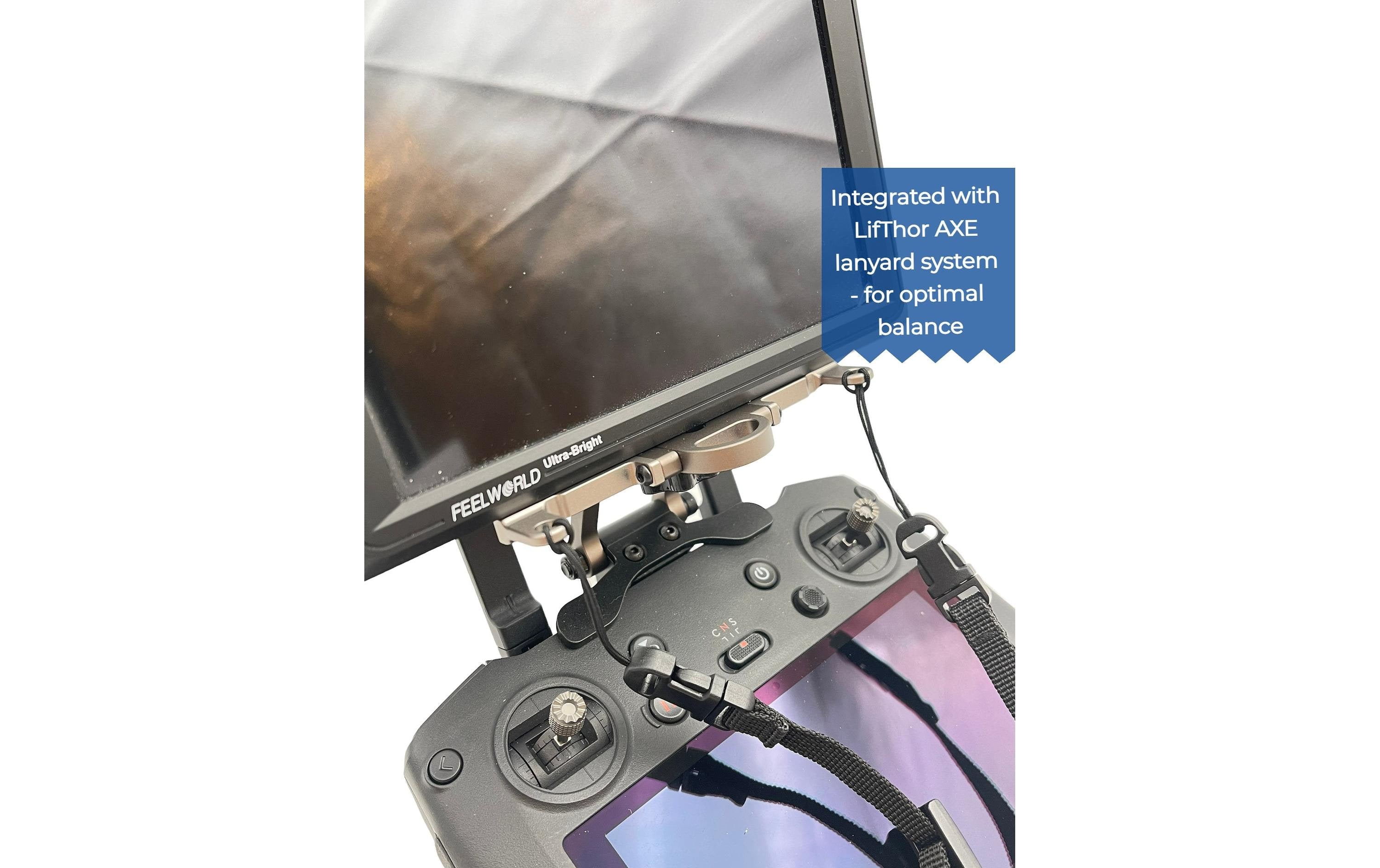 Das LifThor AXE-Lanyard-System lässt sich mit Joysticks und einem montierten FeelWorld-Monitor für optimale Balance integrieren. Ergänzt durch die LifThor Monitor & Stativ Halterung II für DJI RC Pro bietet es nahtlose Kompatibilität mit einer externen Monitorhalterung.