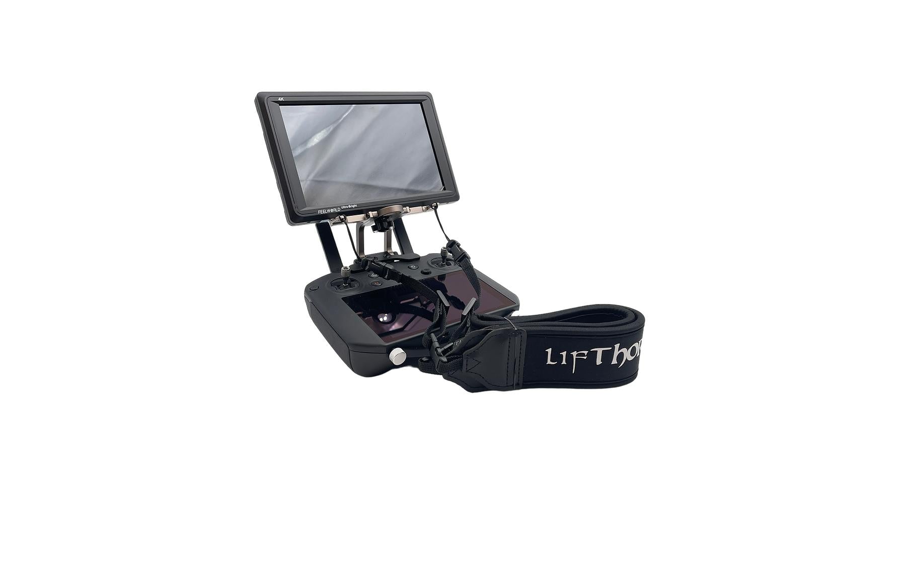 Die LifThor Monitor & Stativ Halterung II für DJI RC Pro verfügt über einen großen Bildschirm, mehrere Tasten und Joysticks. Sie verfügt über eine externe Monitorhalterung für bessere Sicht und einen schwarzen Gurt mit weißer Schrift für einfaches Tragen vor weißem Hintergrund.