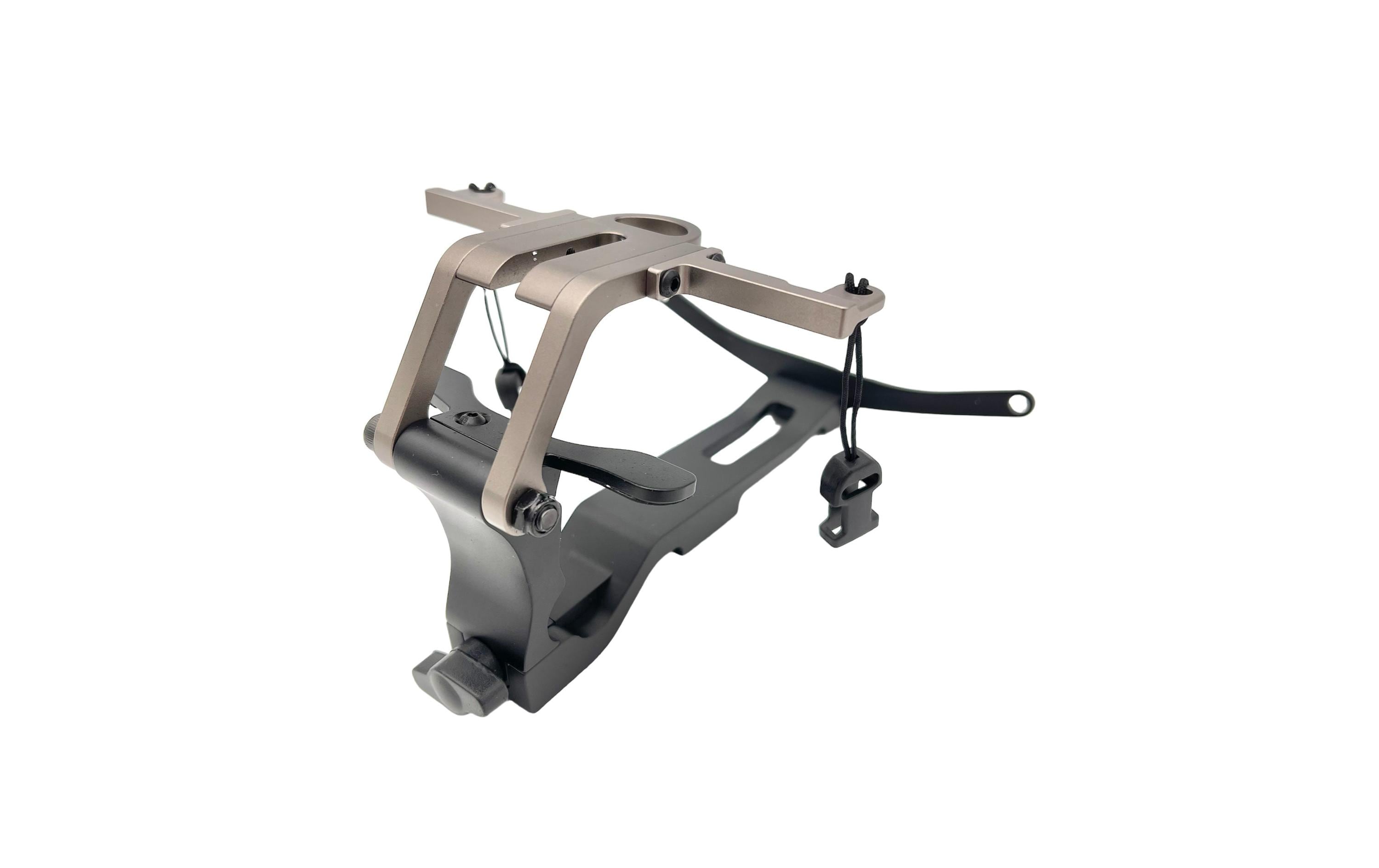 Ein Metallteil mit schwarzem Sockel und silbernen Armen, mit Bolzen und Kurven, ähnlich der Lifthor Monitor & Stativ Halterung II für DJI RC Pro, wahrscheinlich Teil eines Monitor-Montagesystems. Der weiße Hintergrund hebt seine Funktionen hervor.