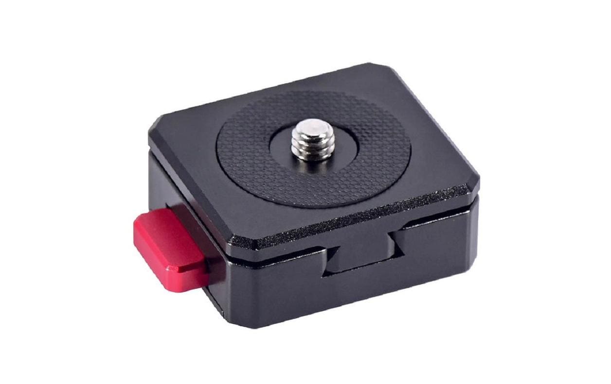 Die LifThor Quick Release Monitorhalterung verfügt über eine zentrale 1/4"-Gewindeschraube und einen roten Verriegelungshebel. Ihr schwarzes, rechteckiges Design umfasst strukturierte Kanten für mehr Griffigkeit, einen erhöhten Abschnitt um die Schraube herum und eine nahtlose Integration in Ihre Monitorhalterung.