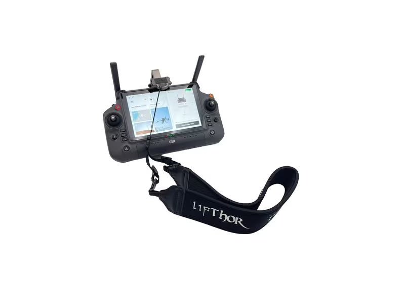 Eine Lifthor RC PLUS Utility Mount II für M30, M350, M4-Serie und Inspire 3 verfügt über einen DJI-Controller mit App-Anzeige und beinhaltet einen schwarzen Marken-Umhängegurt für eine nahtlose Drohnensteuerung.