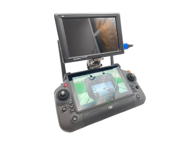 Abgebildet ist eine LifThor RC PLUS Utility Mount II mit einem DJI Enterprise RC Plus Controller. Sie unterstützt zwei Bildschirme: Der Hauptbildschirm zeigt die Kameraansicht an, während ein weiterer Bildschirm mit der Monitorhalterung darüber montiert ist. Der Controller verfügt über Joysticks und verschiedene Tasten zur einfachen Navigation.