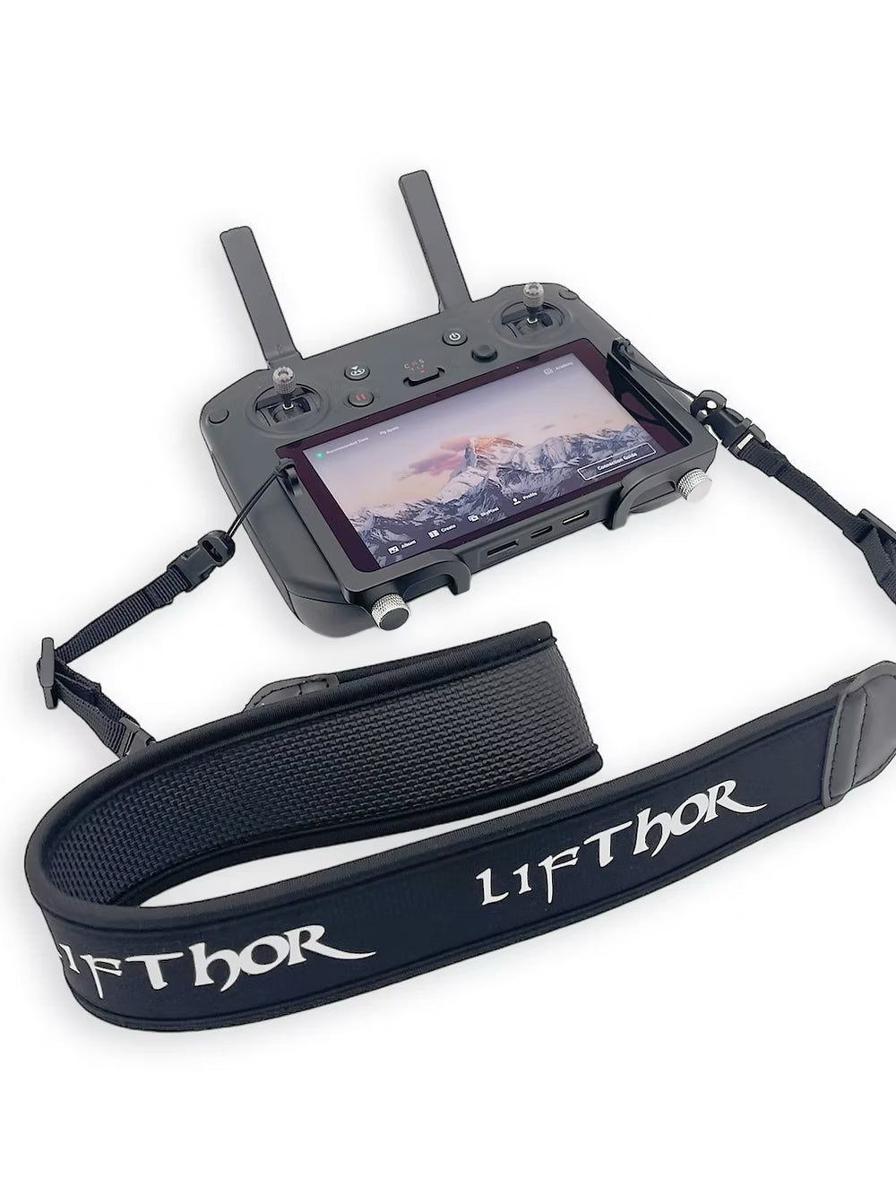 Der DJI RC Pro Smart Controller, der mit Tasten und Doppelantennen eine malerische Bergansicht anzeigt, ist mit dem LifThor Sendergurt Claw PRO 2 Strap für DJI RC Pro (RC1 & RC2 – Mavic 3-Serie) gekoppelt und bietet Komfort und Stil.