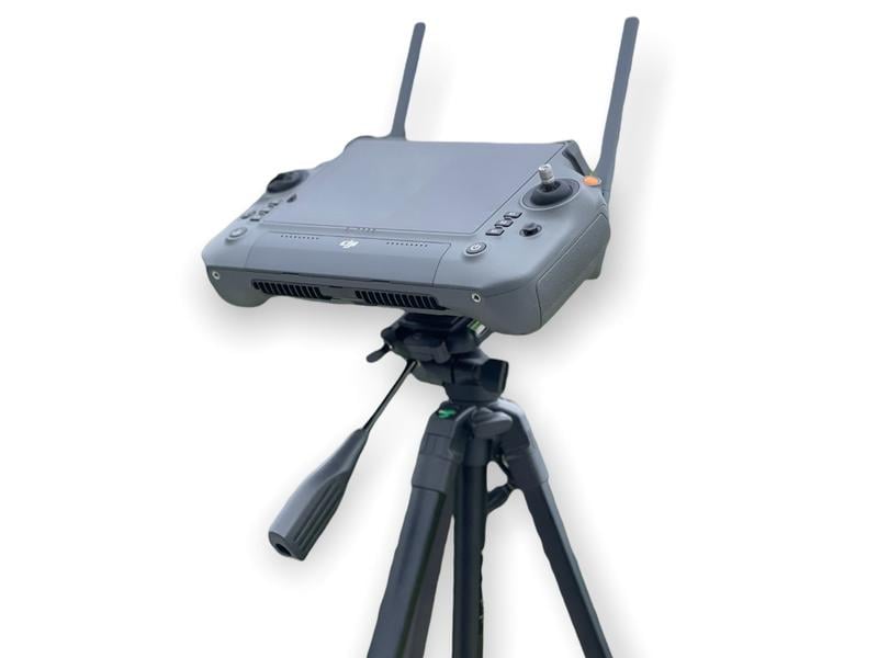 Die LifThor Stativhalterung für den DJI RC Pro Plus Controller, entwickelt für die Serien M30, M350, M4 und Inspire 3, verfügt über eine robuste Aluminiumkonstruktion mit Doppelantennen und mehreren Bedienelementen für präzise Bedienung. Der schlichte weiße Hintergrund unterstreicht das moderne Design.