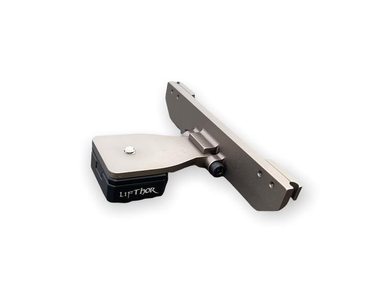Die LifThor Stativhalterung, entwickelt für DJI RC Pro Plus und kompatibel mit den Serien M30, M350, M4 und Inspire 3, verfügt über eine abgewinkelte Aluminiumhalterung mit schwarzem Sockel. Sie verfügt über eine flache Oberfläche und einen verstellbaren Knopf für eine sichere Befestigung.