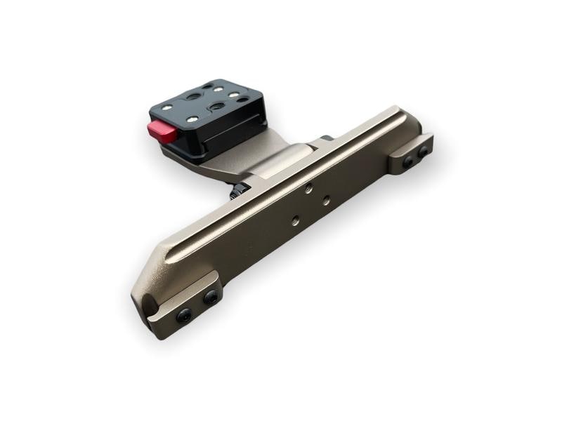 Die LifThor Stativhalterung für DJI RC Pro Plus verfügt über eine glatte, industriell verarbeitete Aluminiumhalterung mit rechteckiger Basis und schwarz/rotem Aufsatz, ideal für die Befestigung von Gegenständen wie dem DJI RC Pro Plus auf Ihrem Ständer, komplett mit Löchern für Schrauben oder Bolzen.