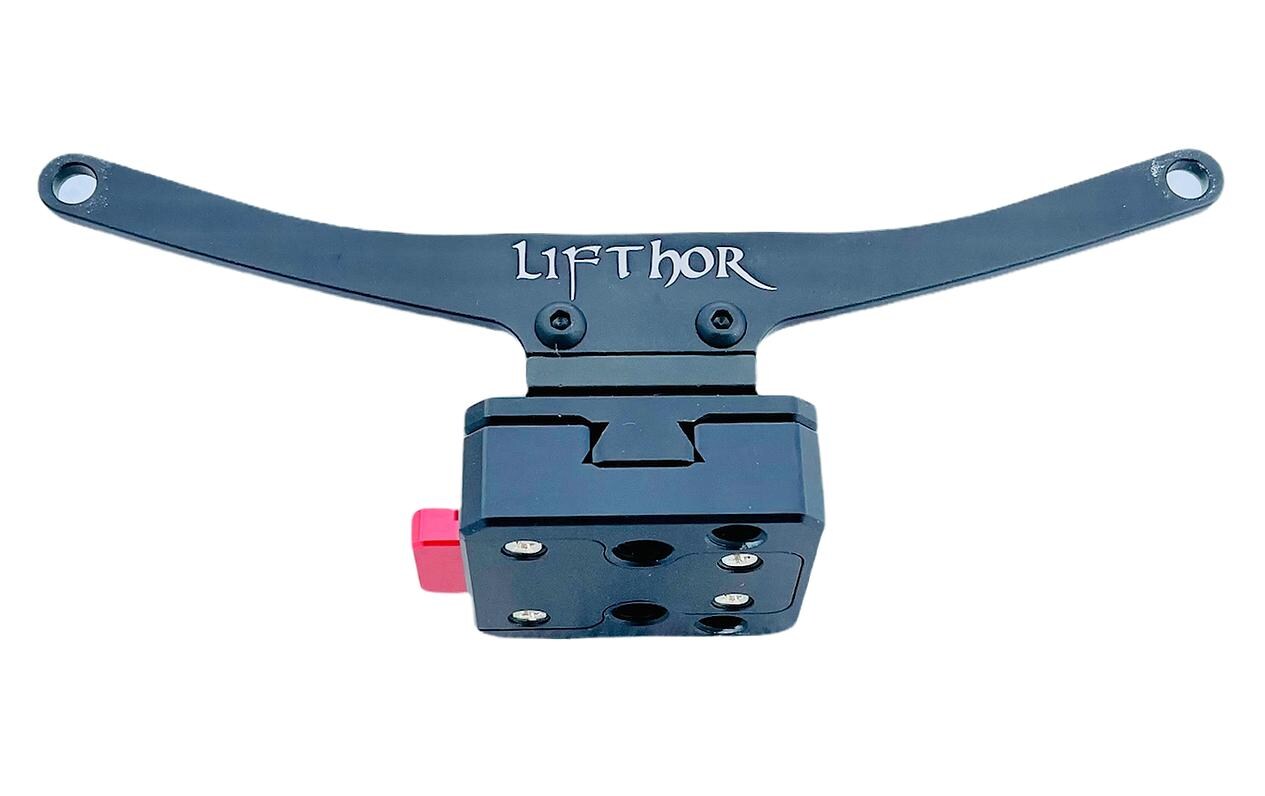 Die LifThor-Stativhalterung DJI RC Pro für die Mavic 3-Serie der Marke Lifthor verfügt über einen gebogenen horizontalen Arm und eine rechteckige Komponente mit mehreren Löchern und einer roten Seitenbefestigung, alles vor einem schlichten weißen Hintergrund.