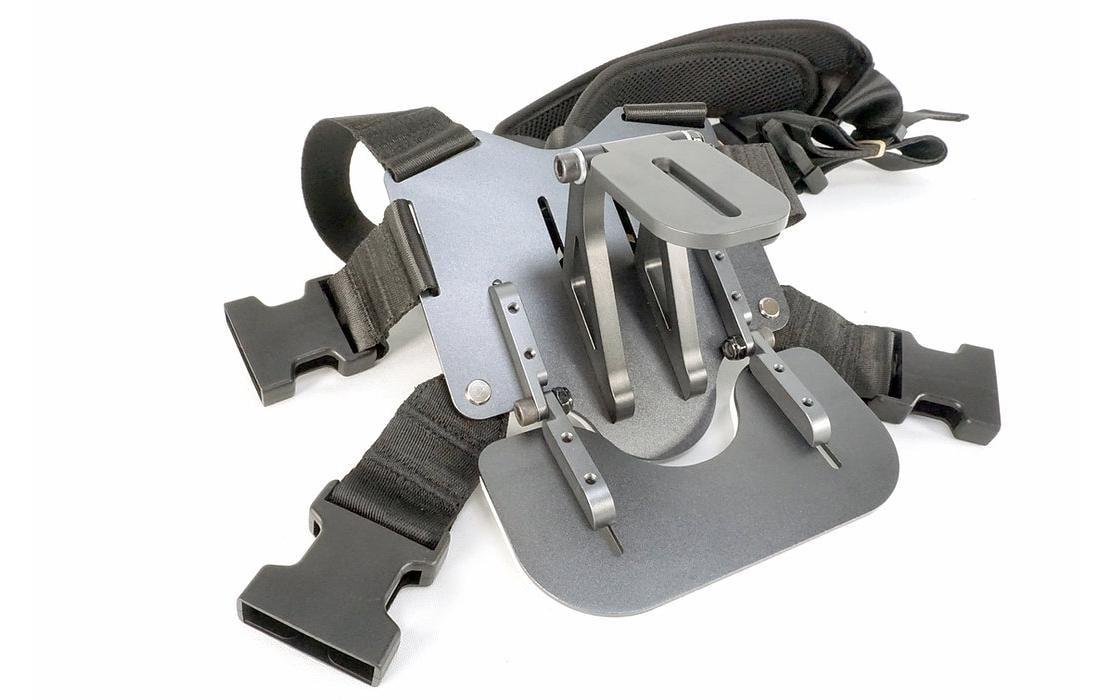 Der LifThor Sendertragegurt StrapThor PRO ist ein professionelles Schulterstativ von Lifthor mit verstellbaren Metallplatten, gepolsterter Schulterstütze und robusten schwarzen Gurten. Es wurde speziell für die Stabilisierung der Ausrüstung während der Dreharbeiten entwickelt und sorgt stets für flüssige Aufnahmen.