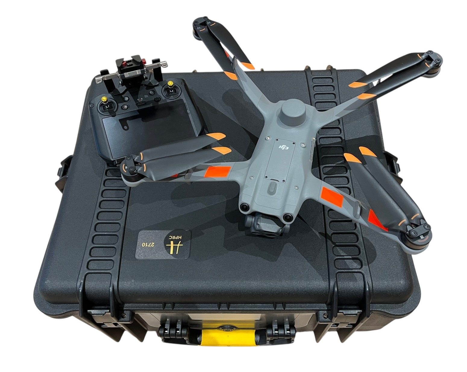 Eine graue DJI Enterprise Matrice 3TD Drohne (IP54, wasserresistent, gebraucht, sehr guter Zustand, NP: Fr. 11'000.- / VP: Fr. 5'500.-) mit Fernsteuerung steht auf einem großen schwarzen Hardcase - bereit für anspruchsvolle Rettungseinsätze.