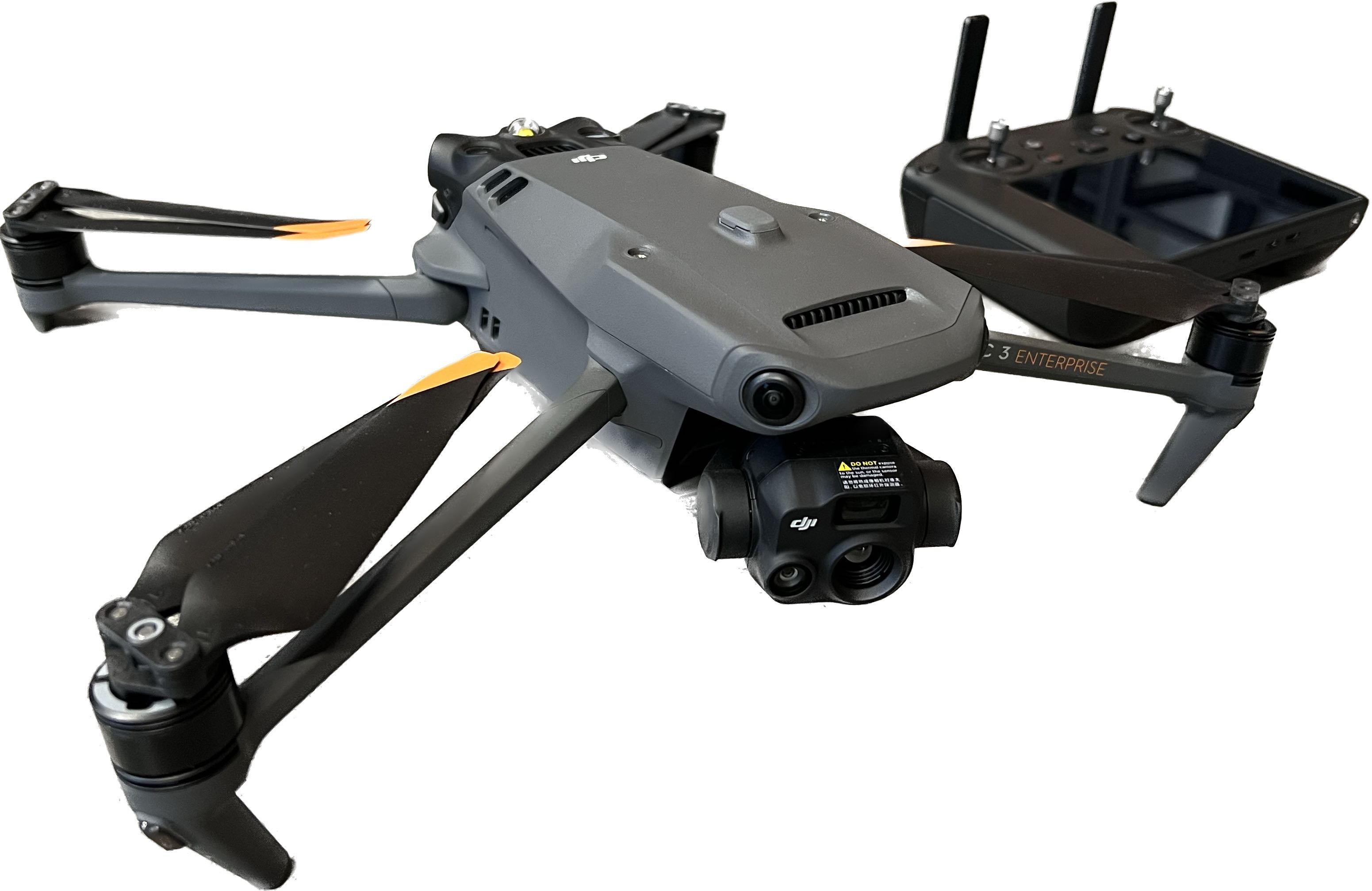 Der graue DJI Mavic 3 Enterprise Thermal Multikopter (M3T) von DJI Enterprise, abgebildet mit verschränkten Armen und seiner schwarzen Fernbedienung, ist dank seiner Wärmebildkamera ideal für Rettungseinsätze. (EU/C2 zertifiziert & inkl. Care Basic Versicherung.).