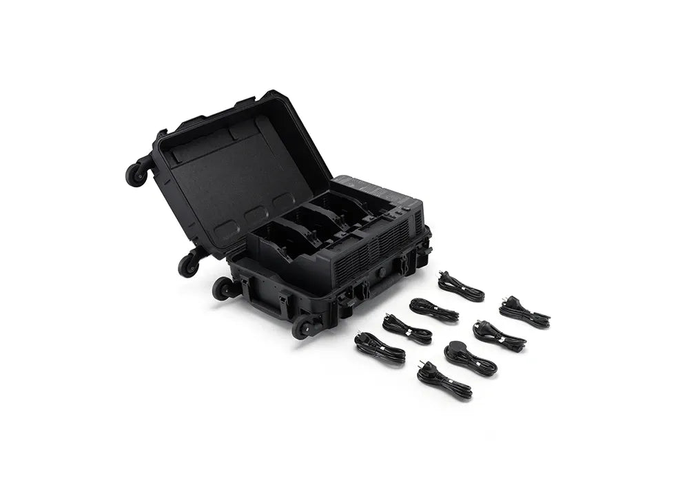 Eine schwarze DJI Enterprise Tragetasche für die BS100 Akkuladestation - Effizientes Akku-Management für Matrice 400 RTK liegt offen mit Innenfächern. Acht TB100 Intelligent Flight Battery Kabel sind in zwei Reihen auf weißem Hintergrund angeordnet.