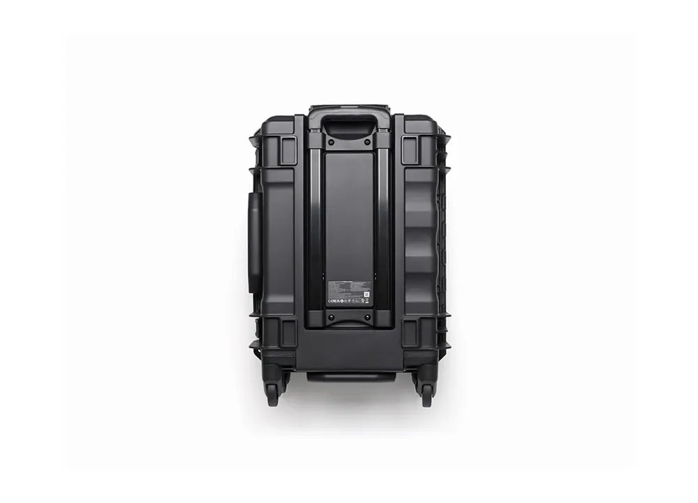 Ein schwarzer Hartschalen-Rollkoffer von DJI Enterprise steht aufrecht auf weißem Grund, perfekt für die Aufbewahrung von Zubehör wie der DJI BS100 Akkuladestation - Effizientes Akku-Management für Matrice 400 RTK, mit robusten Kanten, Griffen und stabilen Rollen.