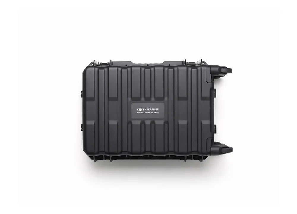 Eine robuste schwarze Hartschalentasche mit verstärkten Kanten für die DJI BS100 Akkuladestation - Effizientes Akku-Management für Matrice 400 RTK, mit dem DJI Enterprise Logo auf weißem Hintergrund.
