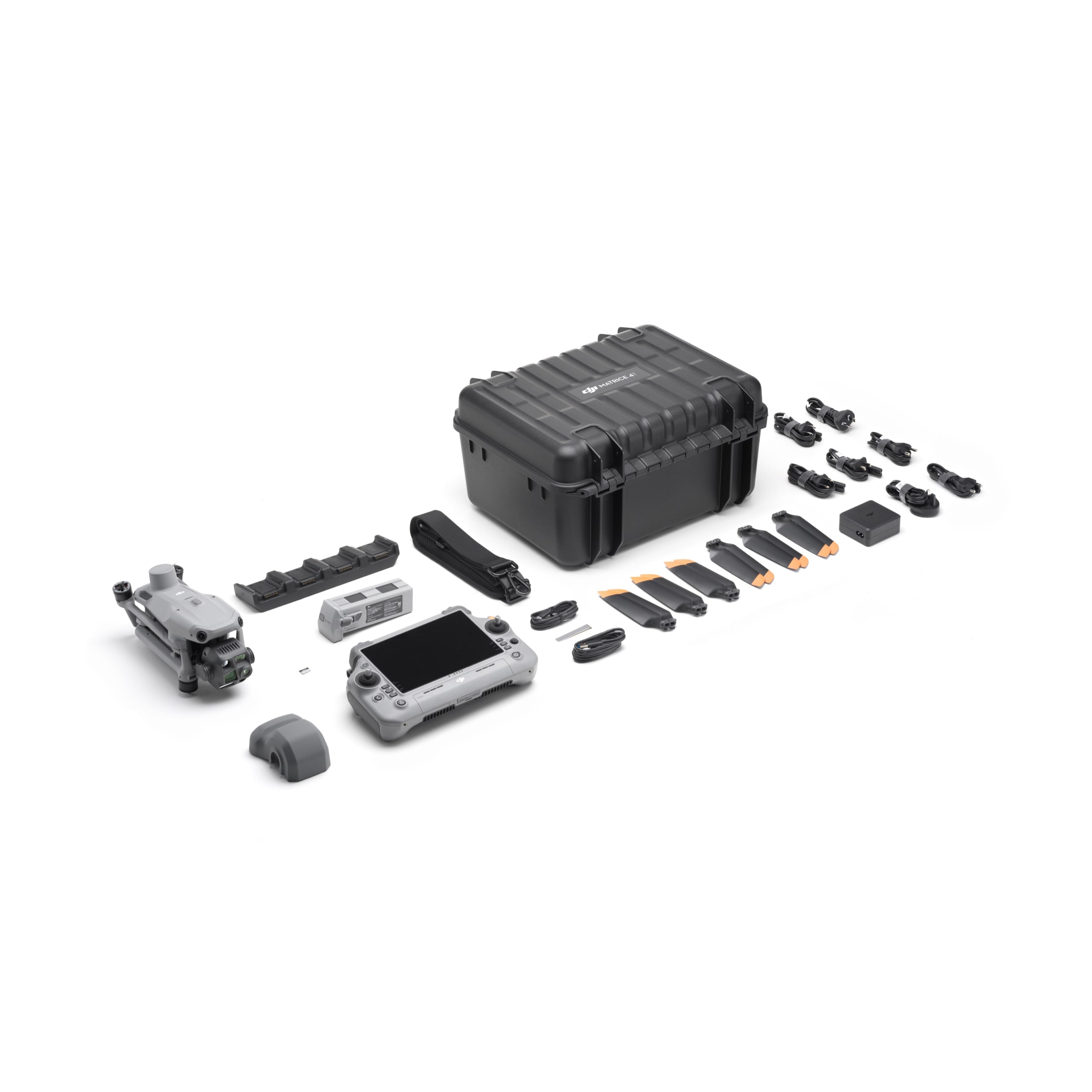 Eine DJI Enterprise Matrice 4 Thermal (M4T) und Zubehör, darunter eine Wärmebildkamera, ein Controller, Propeller, Ladegeräte, eine Schutzhülle und Kleinteile, sind übersichtlich auf einer weißen Fläche angeordnet. Im Lieferumfang enthalten sind 1 Jahr DJI Care Enterprise Plus und 3 Monate kostenlose Terra-Lizenz.