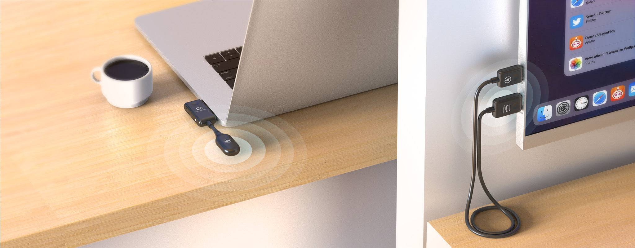 Auf einem Holzschreibtisch steht ein Laptop mit dem kleinen schwarzen MINIX C1, einem kabellosen USB-C-zu-HDMI-Sender. Daneben steht eine Tasse Kaffee. Am Wandmonitor sind zwei auffällige schwarze Geräte über Kabel miteinander verbunden. Eines davon fungiert als HDMI-Empfänger und zeigt App-Symbole auf dem Bildschirm an.