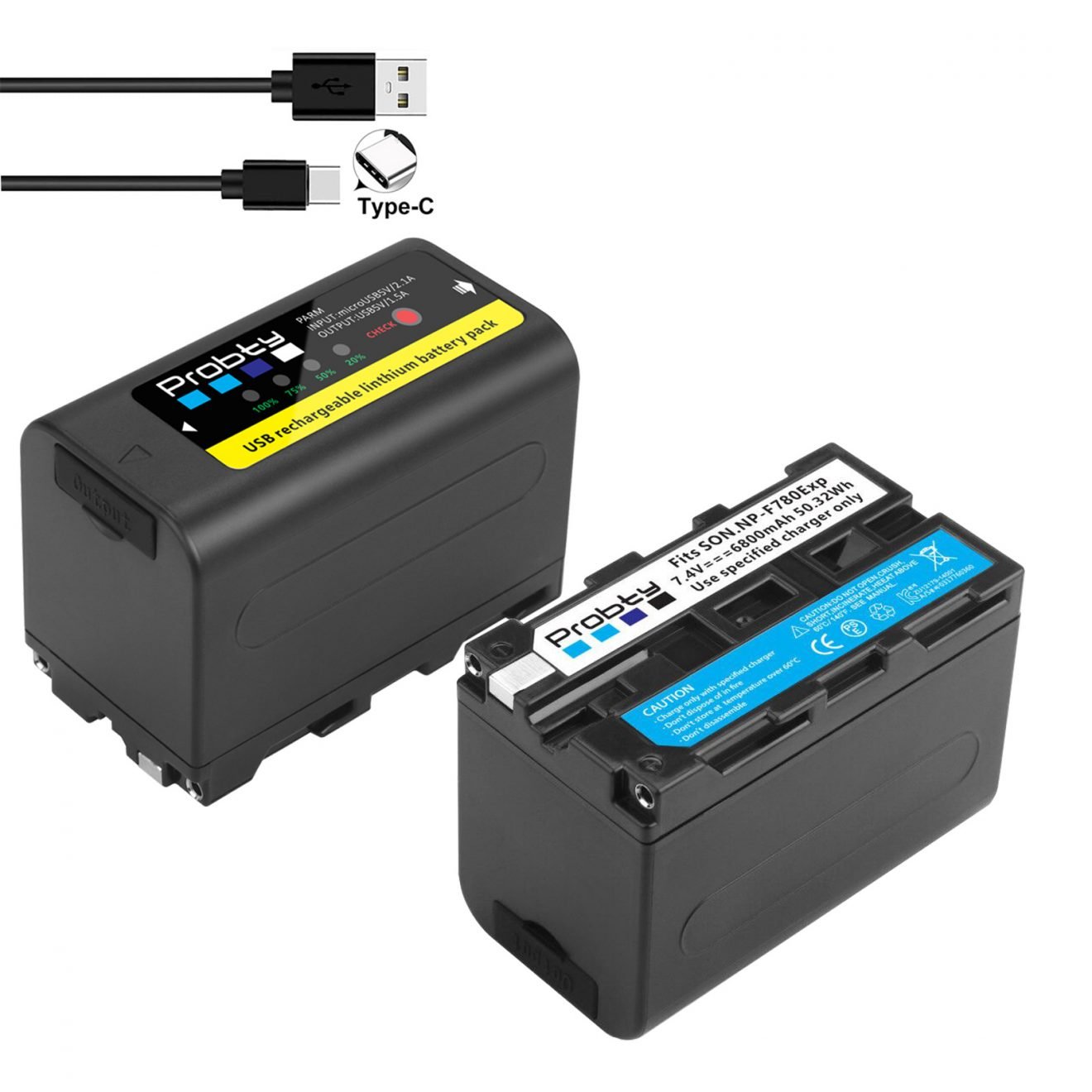 Zwei schwarze Probty NP-F780 AKKU Akkus mit integriertem Ladegerät (USB-C & USB-A Ausgang), einer stehend und einer liegend, plus ein USB Type-C Kabel darüber – perfekt für lange Drehs oder zum Betreiben von HDMI-Monitoren per Powerbank.