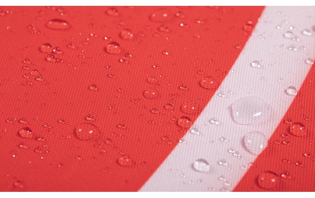 Nahaufnahme von Wassertropfen auf der roten Oberfläche des PGYTECH Landepad 110 cm mit einem weißen diagonalen Streifen, der seine wasserdichte Oberfläche und das robuste 600D verdickte Nylon hervorhebt – perfekter Schutz für DJI-Drohnen.