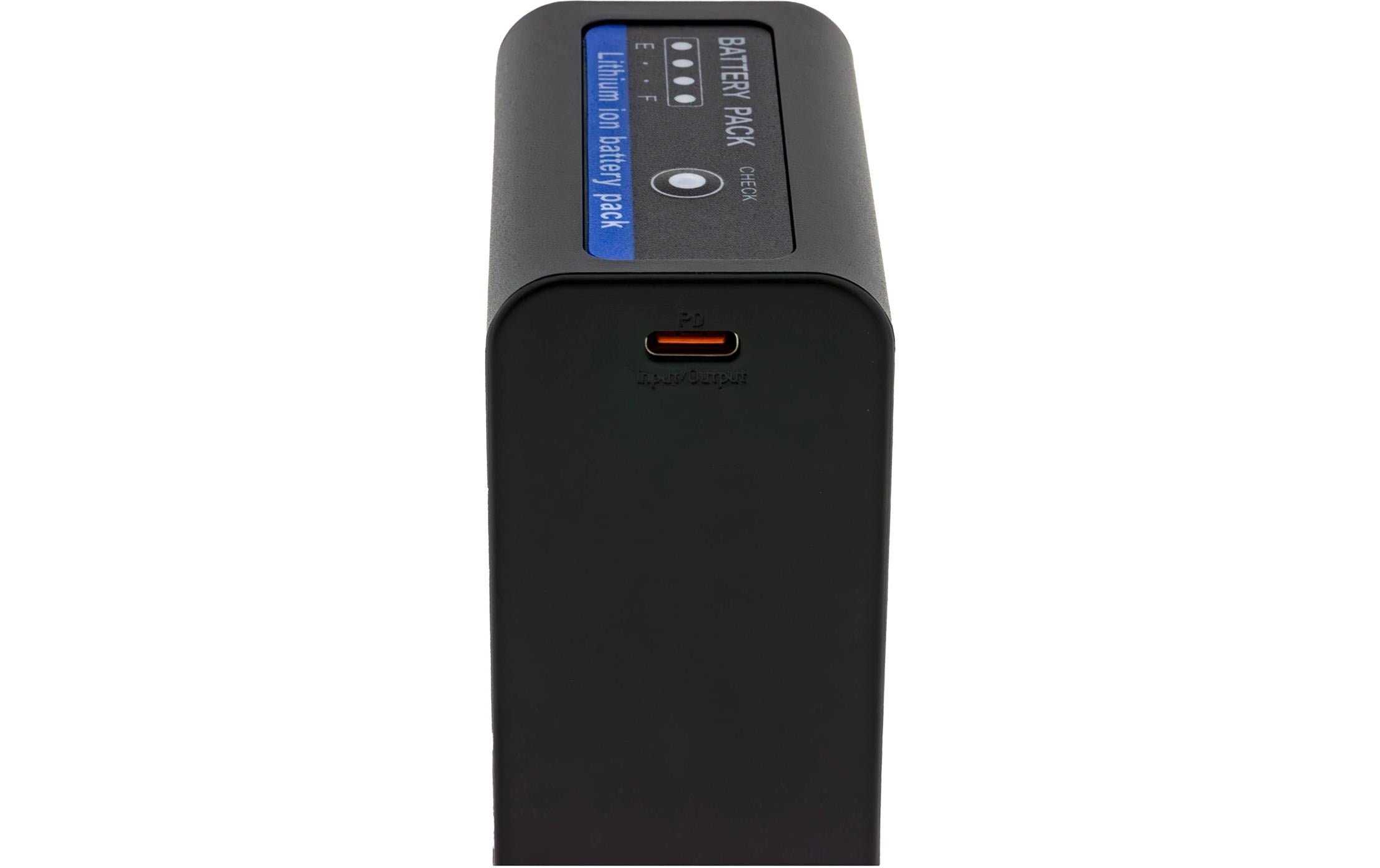 Der Patona NPF 970 Akku Platinum 10.500 mAh ist eine schwarze rechteckige Powerbank mit USB-C/USB-A-Anschlüssen, Ladeanzeigen und „Lithium-Ionen-Akkupack“ auf der Oberseite, ausgestattet mit hochwertigen Li-Ion-Markenzellen.