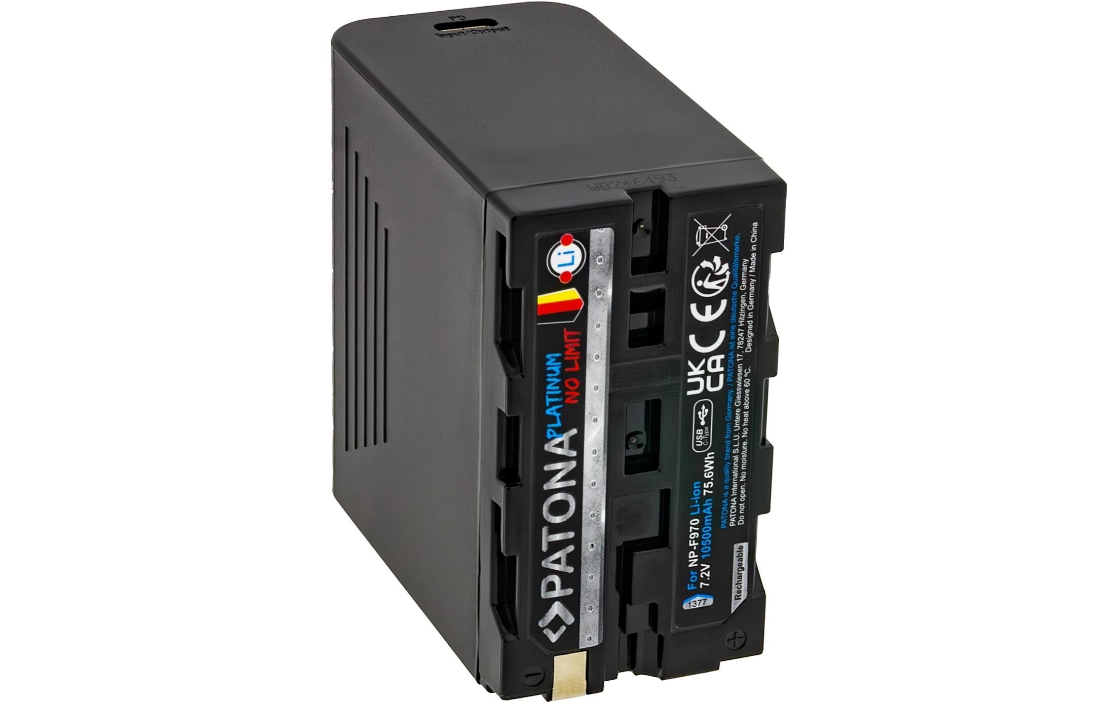 Der Patona NPF 970 Akku Platinum ist ein 10.500 mAh Lithium-Ionen-Akku für Kameras oder Videoausrüstung mit USB-A-Ausgang und USB-C 20W PD-Ein-/Ausgang. Er hat ein schwarzes Gehäuse mit Beschriftungen und Zertifizierungssymbolen und ist aufrecht stehend, um die Anschlüsse sichtbar zu machen.
