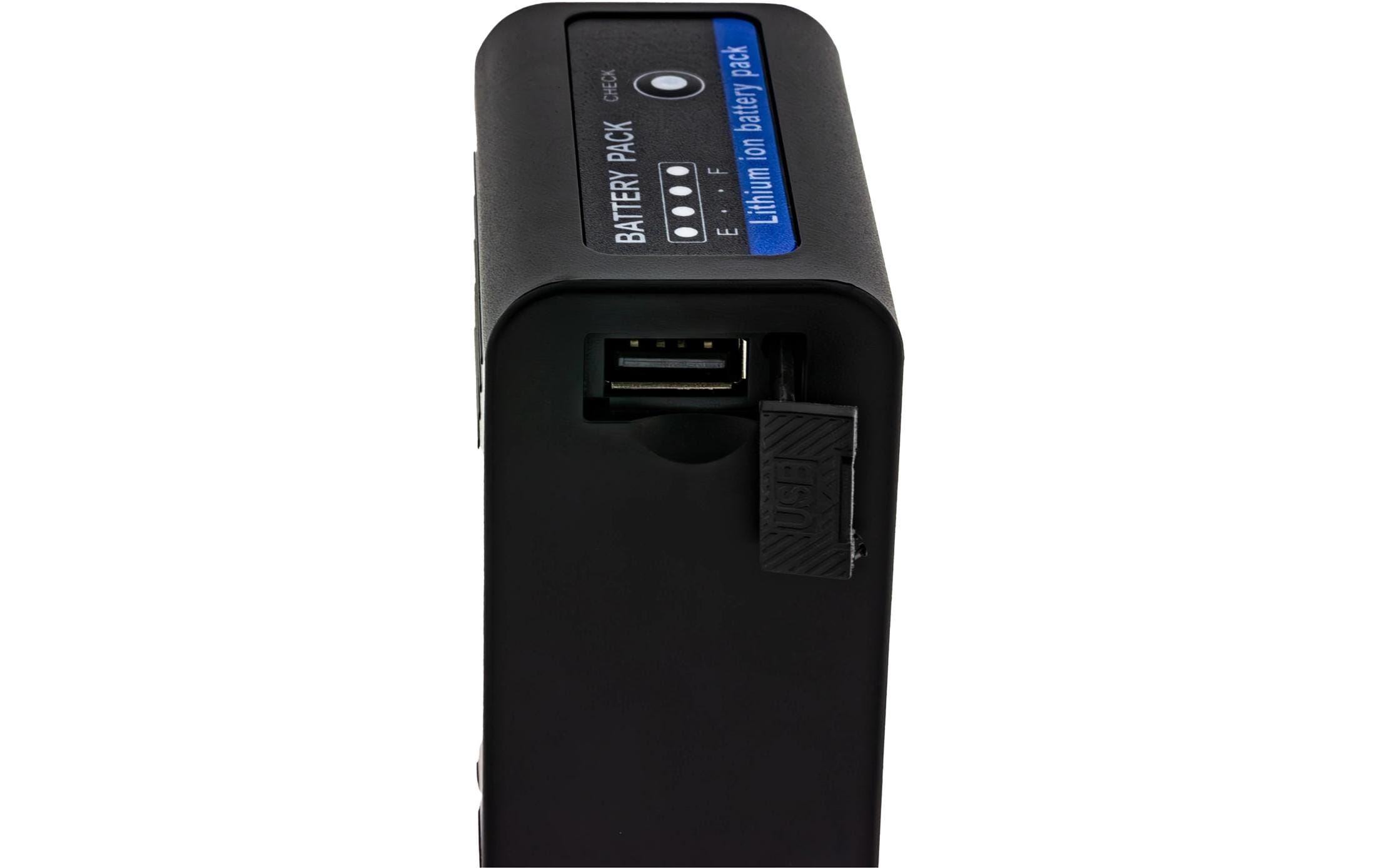 Eine Nahaufnahme des Patona NPF 970 Akkus (10.500 mAh, Platinum Series) zeigt seinen Einschaltknopf, USB-A und den vielseitigen USB-C 20 W PD-Ein-/Ausgang – ideal als robuste Powerbank für E-Bike-Fahrten und mehr.