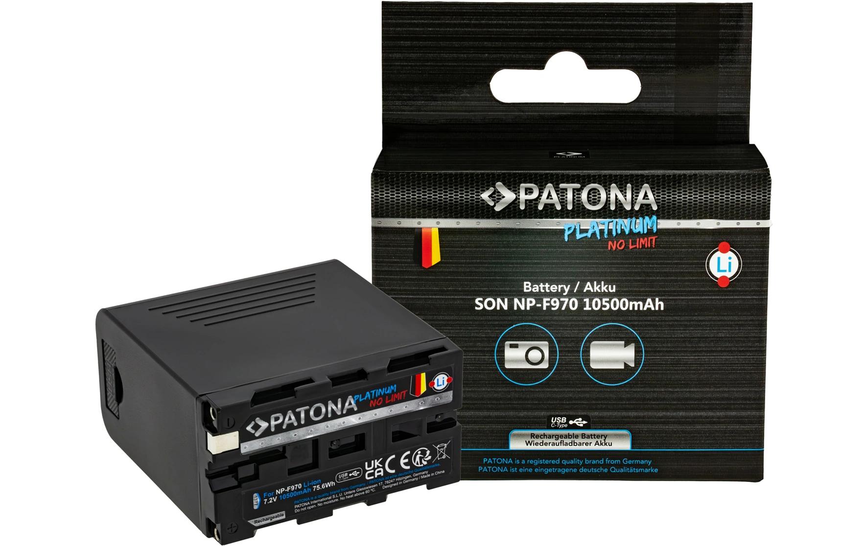 Ein Patona NPF 970 Platinum Akku 10.500 mAh mit USB-A-Ausgang und USB-C 20W-PD Ein-/Ausgang wird neben seiner schwarzen Verkaufsverpackung gezeigt, auf der Produktdetails, Symbole und die deutsche Flagge zu sehen sind.