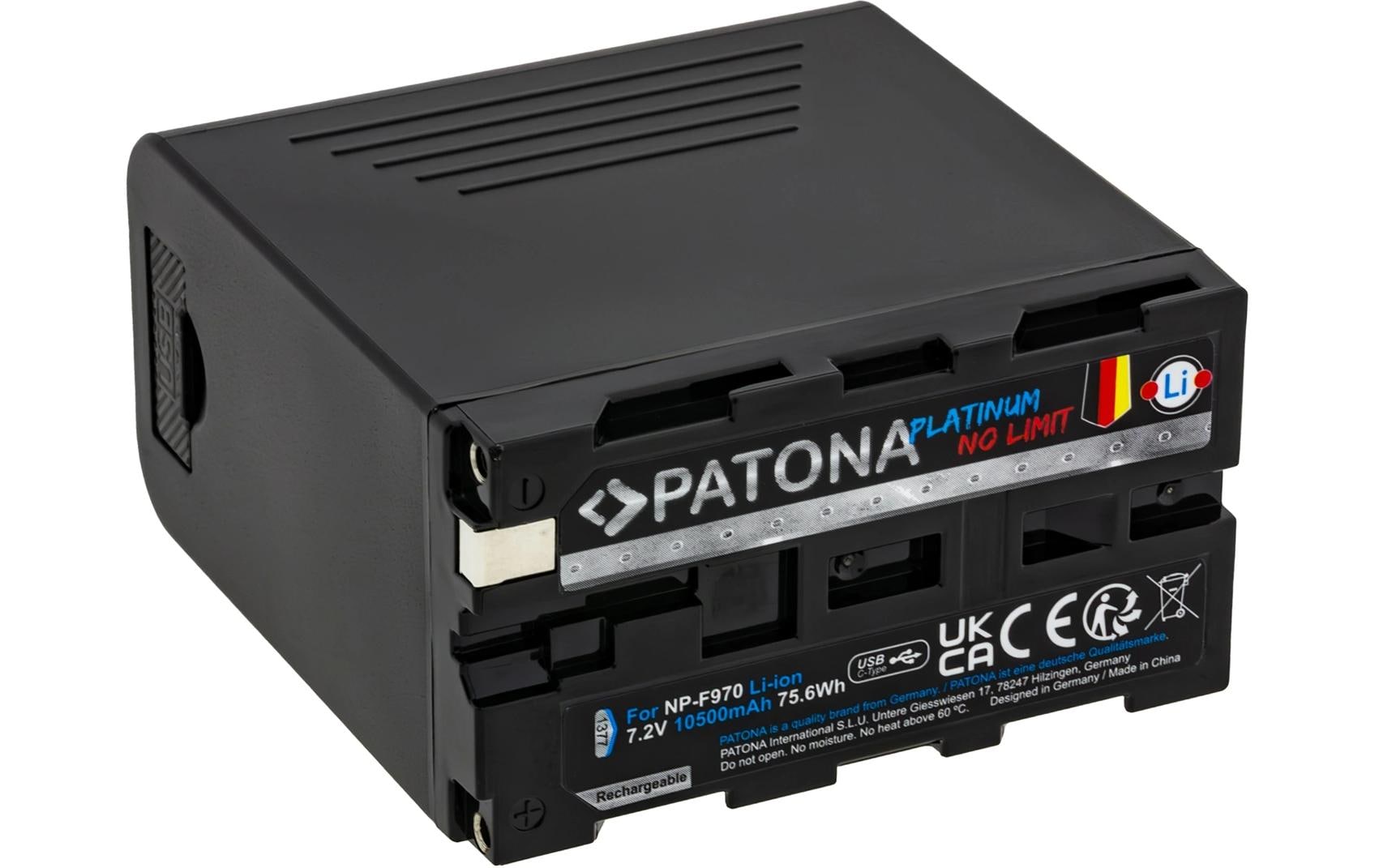 Ein schwarzer Patona NPF 970 Platinum Akku (NP-F970) mit 10.500 mAh Kapazität, USB-A-Ausgang und USB-C 20W-PD Ein-/Ausgang, mit Produktetiketten, Sicherheitssymbolen und Länderflaggen auf der Vorderseite.