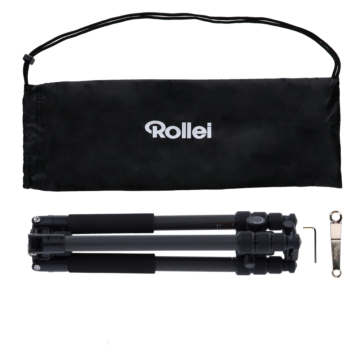 Auf weißem Untergrund steht ein gefaltetes schwarzes Stativ Rollei C6i Carbon aus kohlenstofffaserverstärktem Kunststoff mit einer Tragetasche mit der Aufschrift „Rollei Stative“. Daneben liegt ein kleiner Schraubenschlüssel.