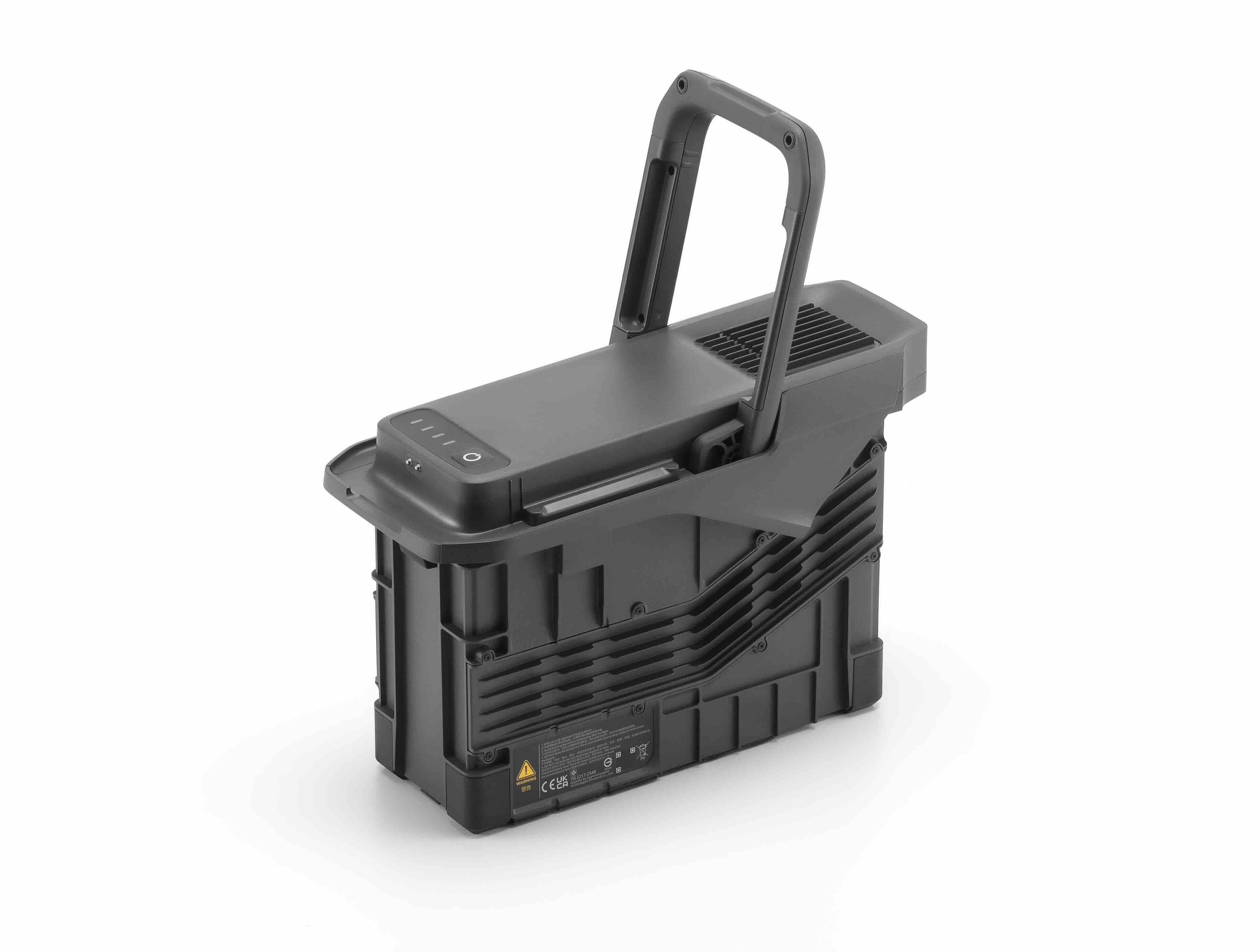 Ein rechteckiger, schwarzer DJI Enterprise Akku TB100 für DJI M400 RTK - Intelligenter Flugakku (977 Wh) mit klappbarem Griff und Akkuanzeigeleuchten auf der Oberseite, dargestellt auf weißem Hintergrund.