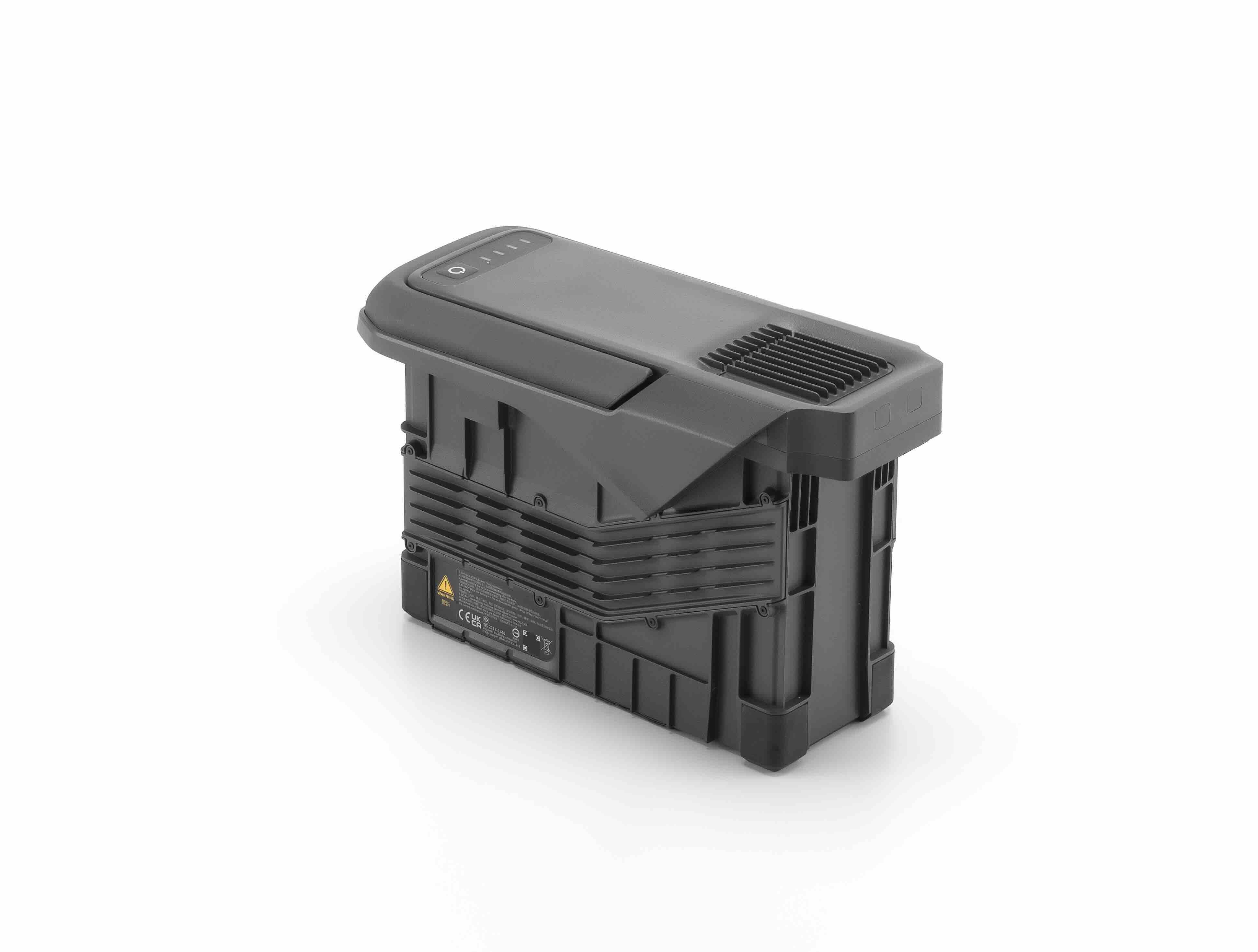 Ein rechteckiger, schwarzer DJI Enterprise Akku TB100 für DJI M400 RTK - Intelligenter Flugakku (977 Wh) mit Lüftungslamellen, LED-Anzeigen und Beschriftungen ruht auf einem weißen Hintergrund.