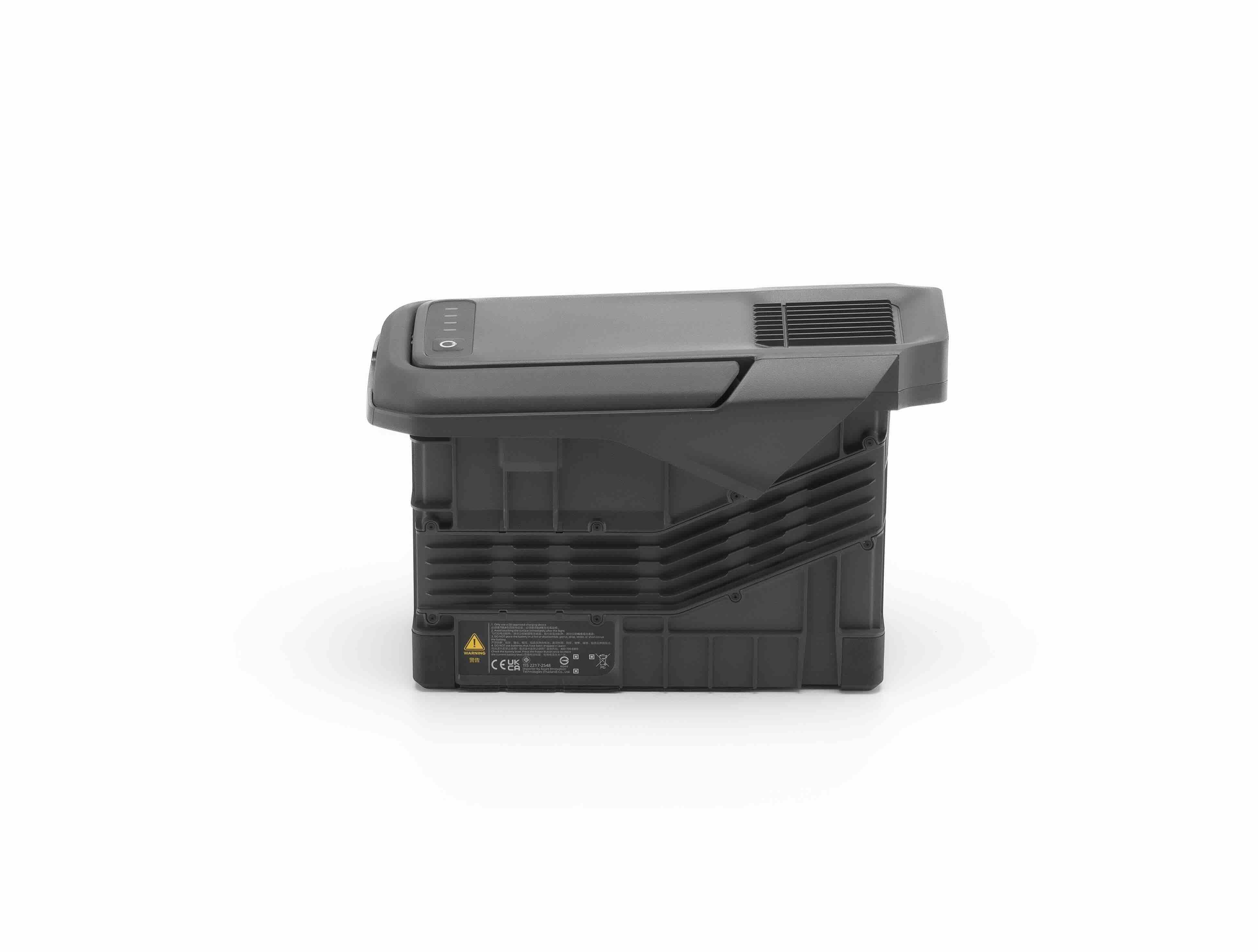 Ein schwarzer, rechteckiger DJI Enterprise Akku TB100 für DJI M400 RTK - ein intelligenter 977 Wh Hochleistungs-Flugakku mit Top-Griff und seitlicher Belüftung, liegt auf weißem Hintergrund.