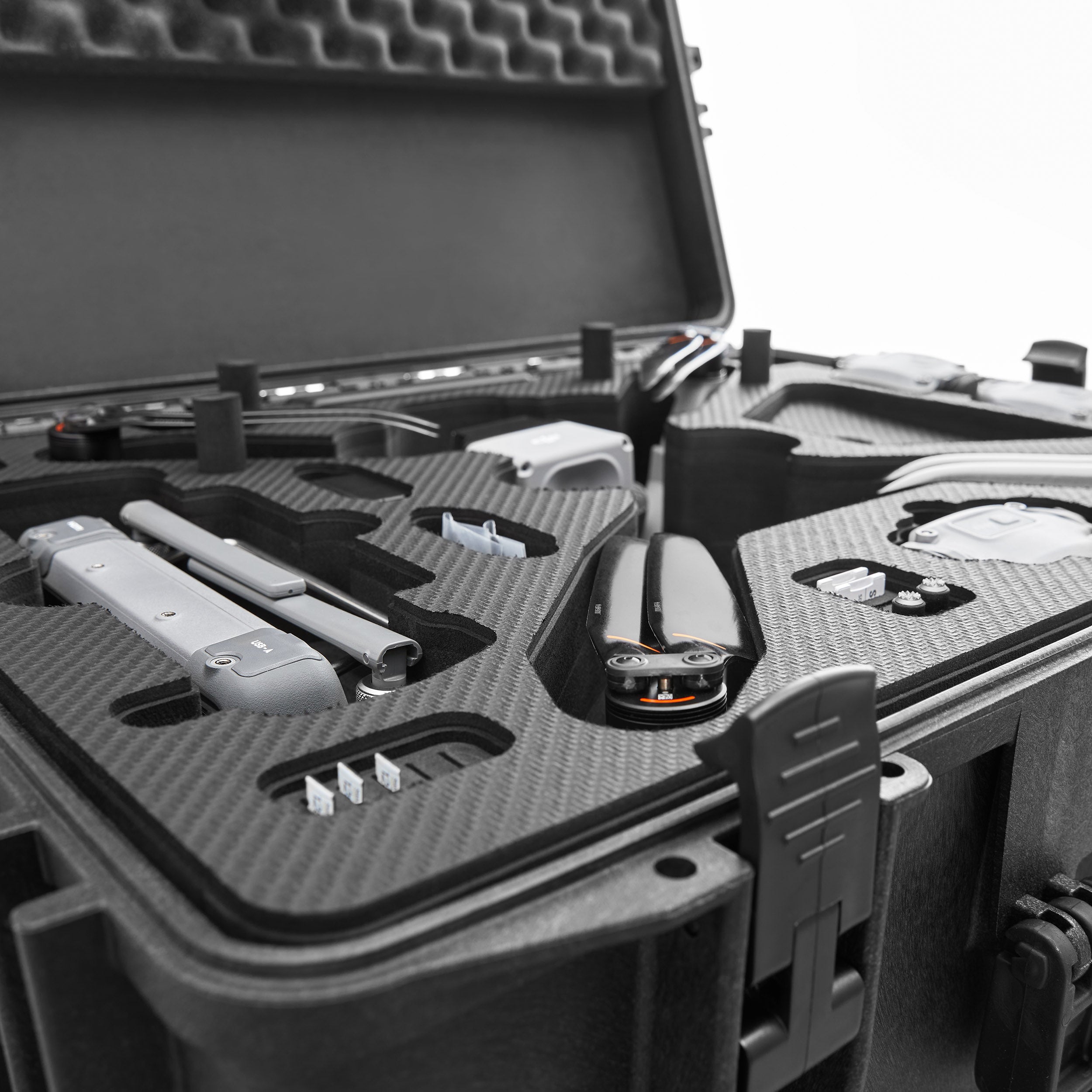 Der TomCase XT620 „Ready to Fly / Ready to Charge“ Outdoor-Koffer für DJI Matrice 4D / 4TD (Aufladen im Koffer) von TomCase ist ein robuster Schutzkoffer mit Schaumstoffeinlagen, der dafür konzipiert ist, mehrere Drohnen, Steuerungen und Zubehörteile sicher unterzubringen. Hier in einer Schrägaufnahme mit geöffnetem Deckel abgebildet, ist er die perfekte Lösung, um Ihre Ausrüstung übersichtlich zu verstauen und bei jedem Abenteuer zum Aufladen bereit zu haben.