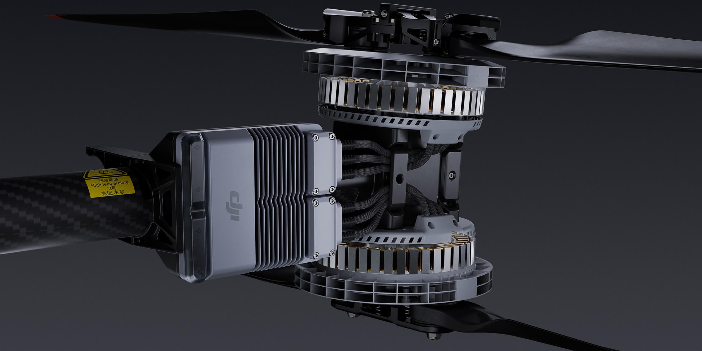 Nahaufnahme einer DJI Delivery FlyCart 100 Schwerlast-Transportdrohne mit Fallschirmmotor, die freiliegende Spulen und einen Arm aus Kohlefaser zeigt. Das Bild hebt vor einem dunklen Hintergrund die detaillierten mechanischen und Kühlkomponenten dieser Schwerlast-Transportdrohne (bis zu 100 kg Nutzlast, 12 km Reichweite) hervor.