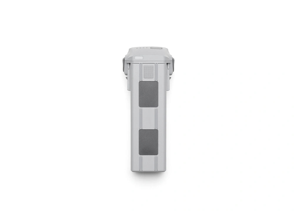 Der DJI Matrice 4 Enterprise Akku – Intelligent Flight Battery (99 Wh) fällt durch sein graues rechteckiges Design, zwei dunkle Frontplatten und abgeschrägte Kanten vor einem schlichten weißen Hintergrund auf.