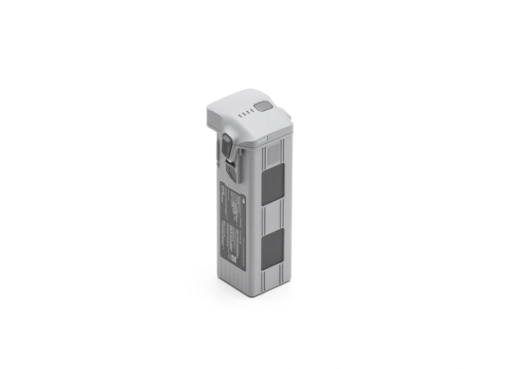 Der DJI Matrice 4 Enterprise Akku ist ein metallisch grauer, rechteckiger Akku mit schwarzem Panel und Etikett, der für die DJI Matrice 4-Serie entwickelt wurde. Er verfügt über einen seitlichen Riegel und liegt elegant auf einem schlichten weißen Hintergrund.