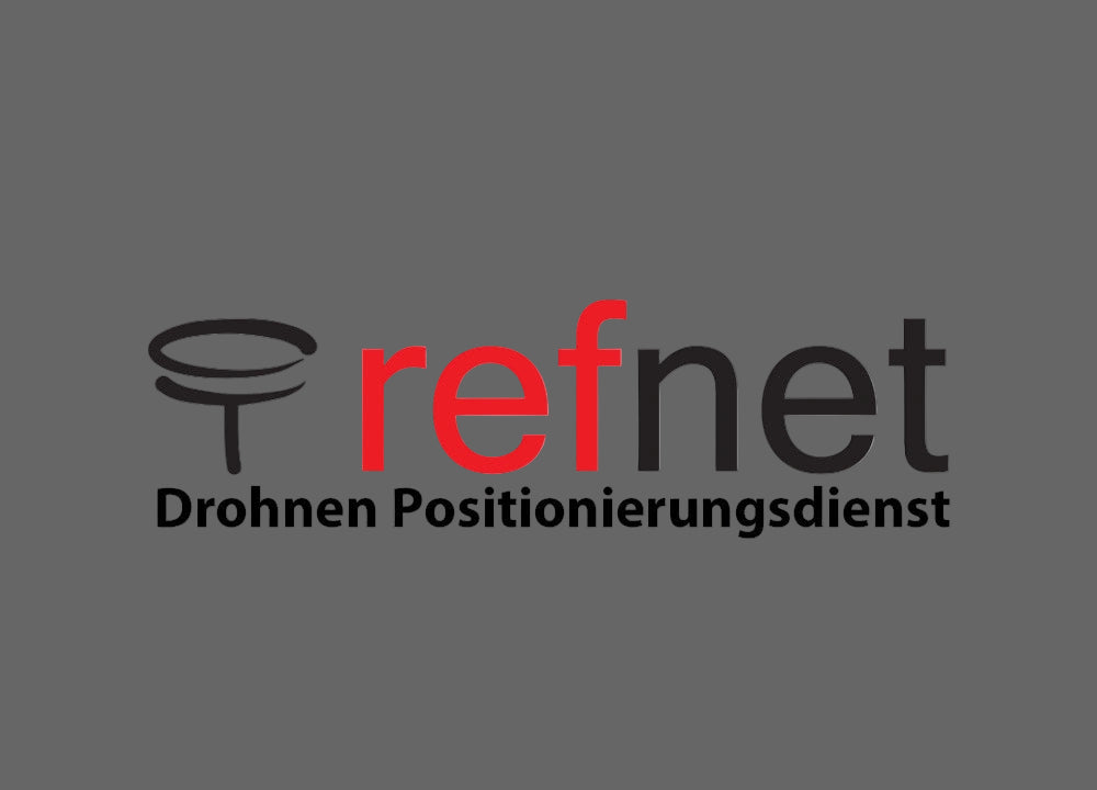 Das Refnet-Logo zeigt "refnet" (ref in rot, net in schwarz) in grau, darüber ein kreisförmiges Drohnen-Symbol und darunter "Drohnen Positionierungsdienst - ideal für RTK-Drohnen & GNSS-Messungen". Produkt: RTK Drohnen Positionierungsdienst Refnet Abo - 1-2 cm genau.