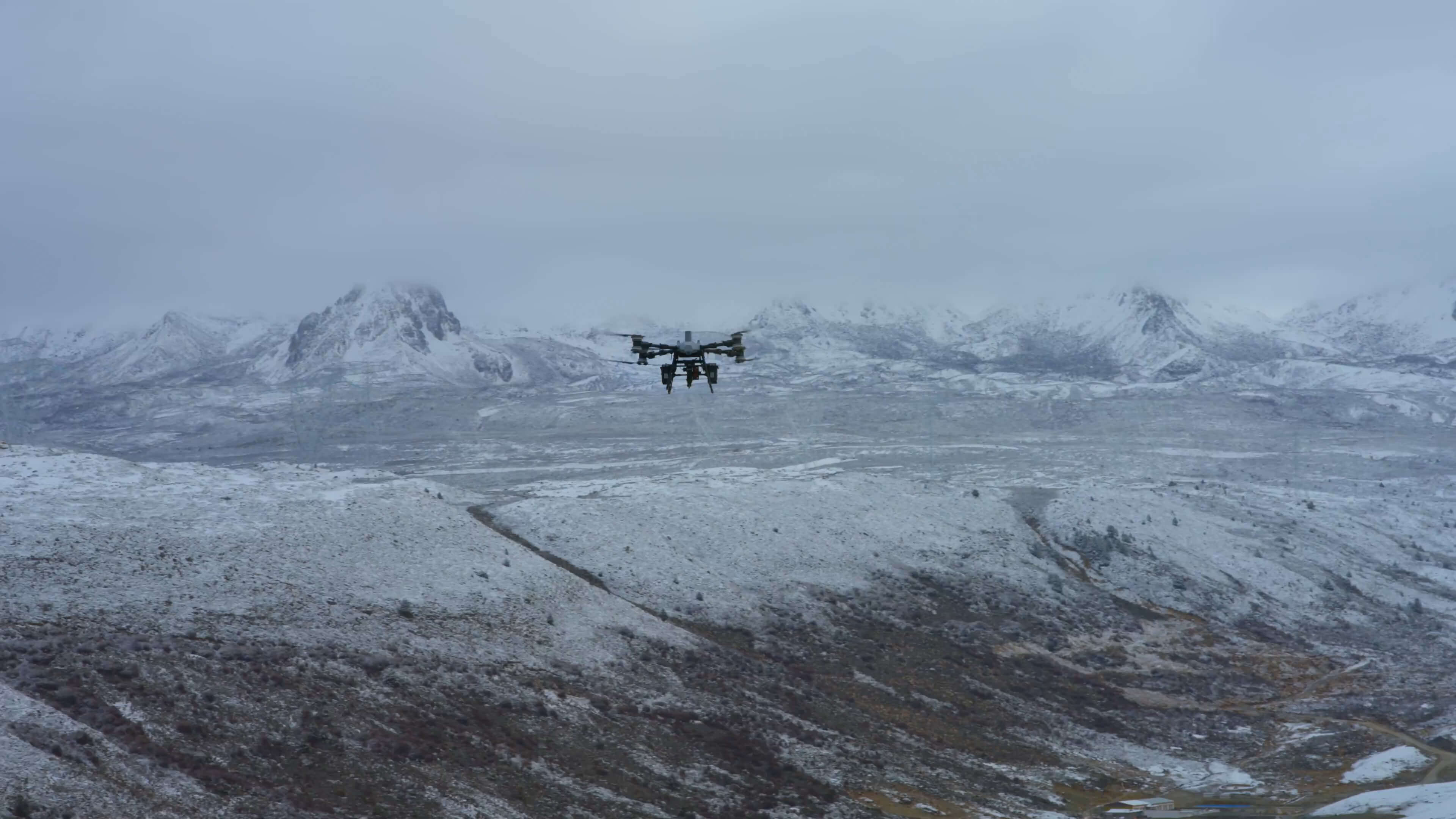 DJI FlyCart 100 im Flug über Berggelände