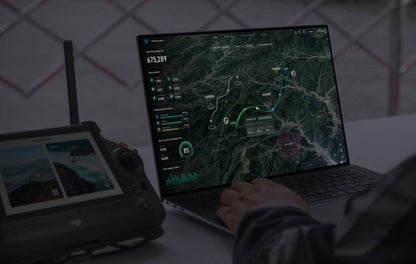 Einsatzplanung mit DJI DeliveryHub: Bediener überwacht die FlyCart-100-Route am Laptop und an der DJI RC Plus Fernsteuerung