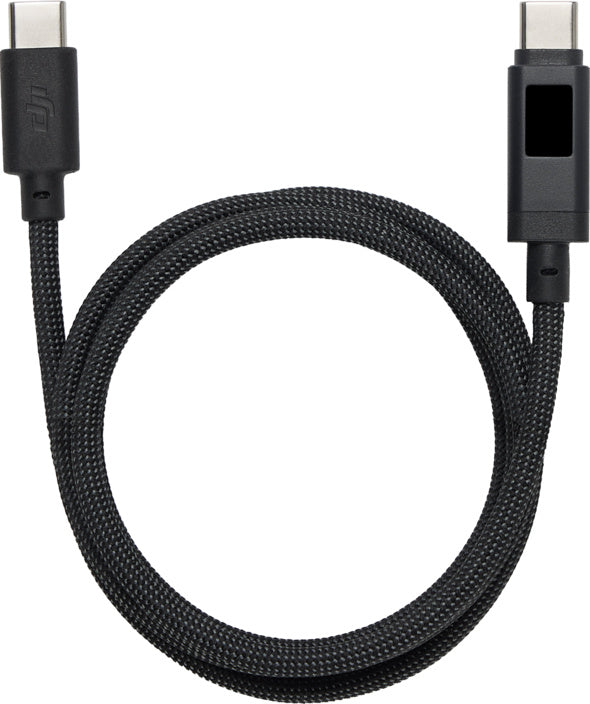 Ein DJI Power 7A USB-C-Display-Ladekabel (1 m) von DJI, das für die Verwendung mit dem DJI Power 140 W GaN-Ladegerät konzipiert ist, ist zu einem Kreis aufgerollt abgebildet, wobei beide Stecker oben sichtbar sind.