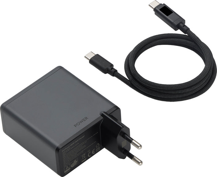 Das DJI Power 140 W GaN Ladegerät Combo (EU) – ein schwarzes GaN-Ladegerät-Set von DJI mit einem europäischen Stecker und einem passenden geflochtenen USB-C-zu-USB-C-Kabel – wird vor einem weißen Hintergrund gezeigt. Dieses PD 3.1-Ladegerät unterstützt mehrere Schnellladeprotokolle für effizientes und zuverlässiges Laden.