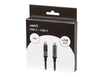 Auf der Verkaufsverpackung des „onit USB4 Kabel Premium 240 W – 1 m“ sind ein Bild des USB-C-zu-USB-C-Kabels sowie wichtige Produktdetails in einem eleganten Design in Weiß und Schwarz abgebildet. Auf der Vorderseite werden die beeindruckende Datenübertragungsgeschwindigkeit von 40 Gbit/s, die Ladeleistung von bis zu 240 W sowie Premium-Funktionen wie eine LED-Anzeige und ein strapazierfähiger Nylonmantel hervorgehoben.