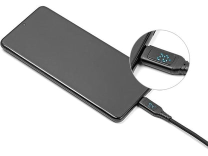 Ein Smartphone wird mit einem Delock USB-C-Ladekabel 140 W mit Leistungsanzeige – 1,2 m aufgeladen, das über eine kleine digitale Leistungsanzeige am Stecker verfügt, die die Ladeleistung mit 33 W anzeigt.