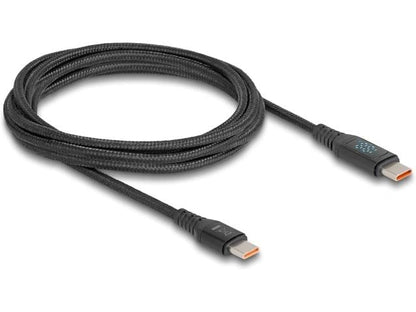 Ein Delock USB-C-Ladekabel (140 W) mit Leistungsanzeige – 1,2 m – ist auf einem weißen Hintergrund aufgerollt. Beide Stecker sind zu sehen, wobei einer ein kleines Symbol sowie eine Leistungsanzeige aufweist und damit die Unterstützung einer Ladeleistung von bis zu 140 W signalisiert.